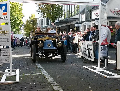 22. ADAC Olper Oldtimerfahrt ältestes Fahrzeug ein Charron aus dem Jahr 1907 Team Krämer - Trube