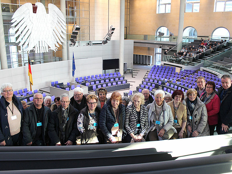 Mitglieder des Automobil Club Recklinghausen begehen die Glaskuppel im Reichstagsgebäude