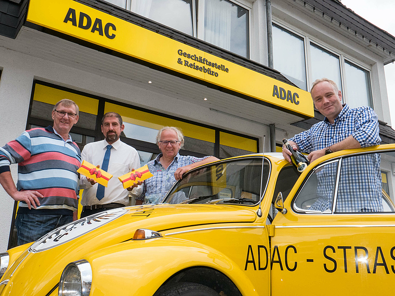 Gewinner der Verlosung zur Eröffnung der neuen ADAC-Geschäftsstelle in Meschede, Quelle Foto: Jürgen Eckert