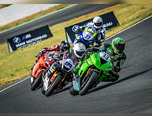 Vier Motorradfahrer der IDM 2022 des ADAC Motorsports