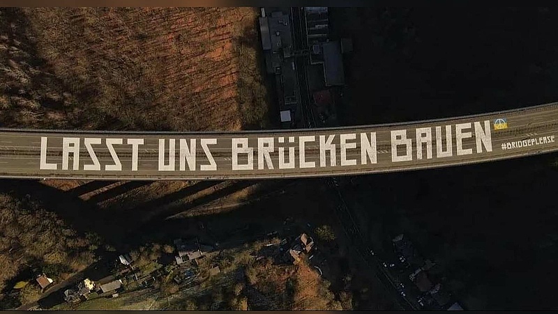 Der Schriftzug "Lasst und Brücken bauen" ist auf der Rahmedetalbrücke. ADAC Westfalen