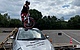 Motorrad auf einem Autodach 