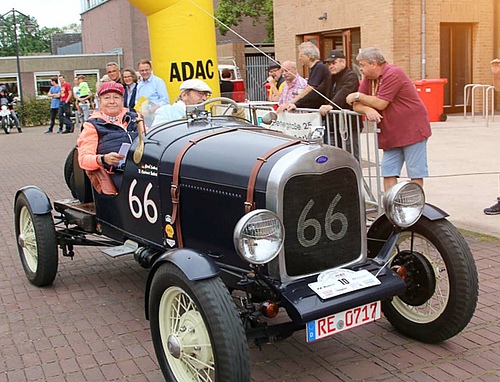 Ein Oldtimer mit der Nummer 66 in der 15. ADAC Oldtimer Classic Bork