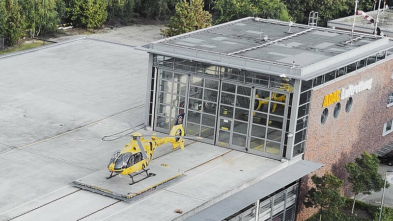 Ein Helikopter auf dem Landeplatz der ADAC Luftrettung