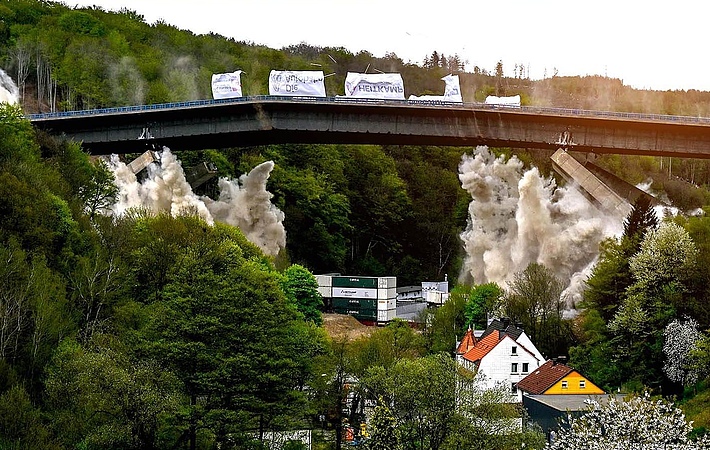 Bild der Rahmedetalbrücke während der Sprengung