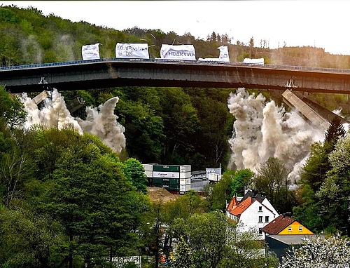 Bild der Rahmedetalbrücke während der Sprengung