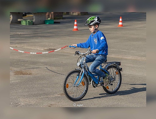 Kleiner Junge im Ortsclub Oelde Oberteil auf einem Fahrrad