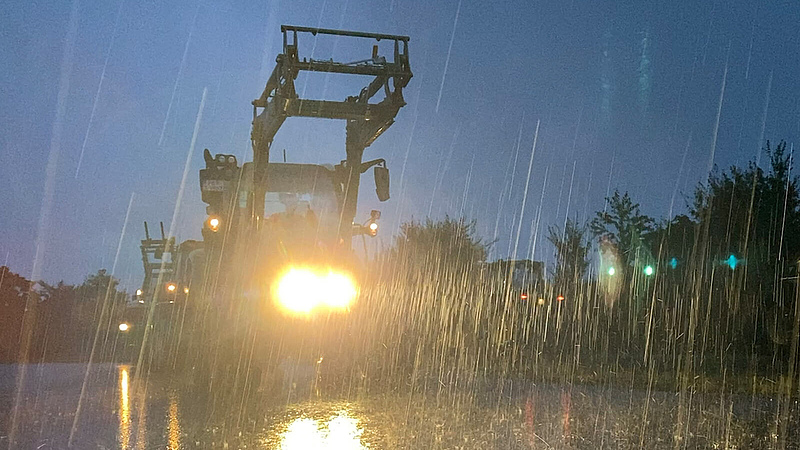Traktor im Regen